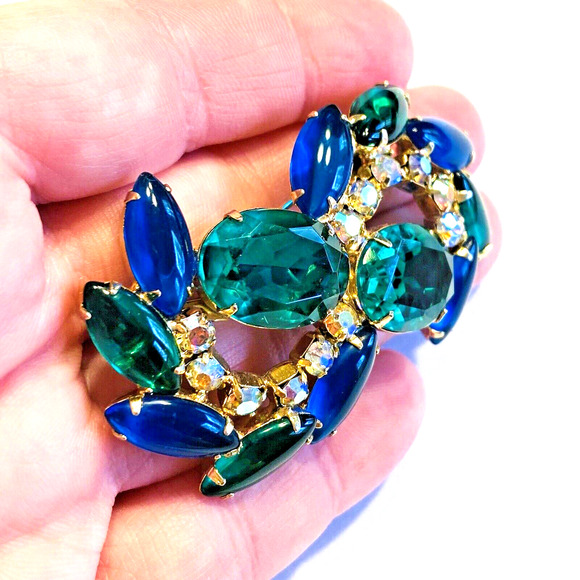 Vintage Brooch Mid Century Rhinestones Green Blue AB Prong Set Stones 50's 60's - Picture 5 of 6